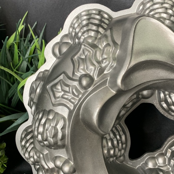 NWOT Nordic Ware Holiday Wreath Bundt pan - Picture 3 of 10